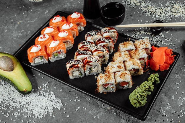 Суши из свежих ингредиентов на сером фоне. Суши-меню. Японская еда.