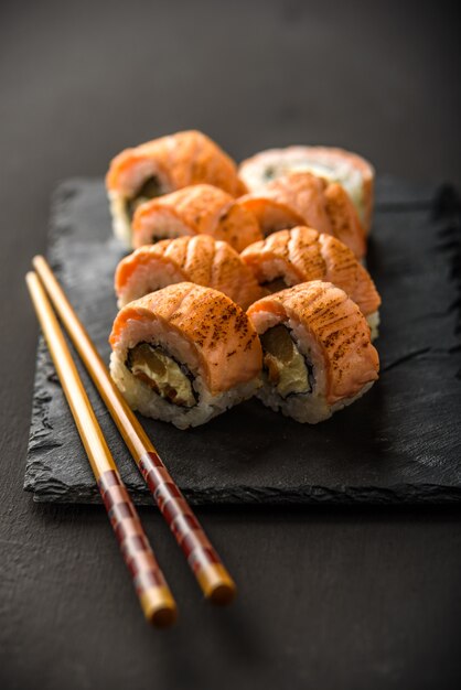 Photo sushi on a stone