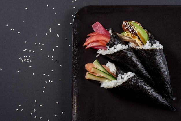 Sushi temaki met avocado op zwart