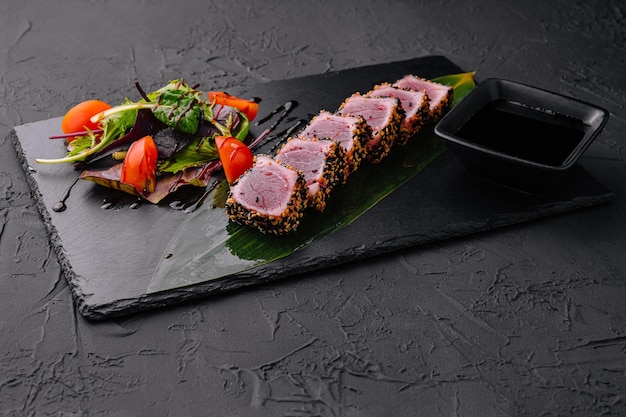 Sushi tonijnsteak met sesamzaadjes