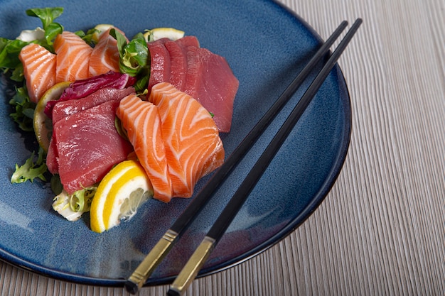 Sushi, traditionele Japanse keuken. Diverse heerlijke sashimi op het versierde bord