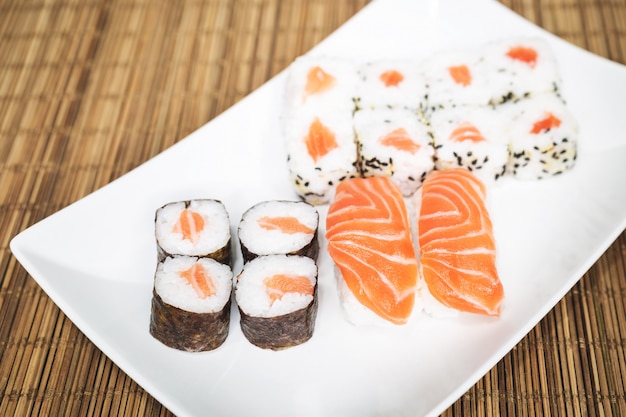 Photo sushi, a typical japanese food prepared with a base of rice and various raw fish such as tuna, salmon, shrimp and sea bream.