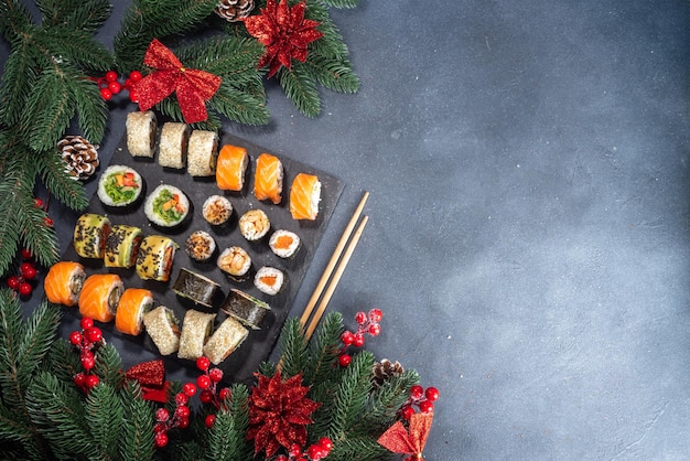 Sushi voor kerstmis nieuwjaarsfeest