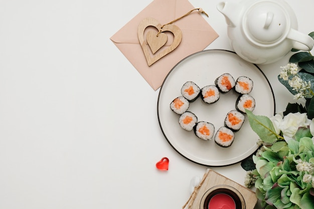 Sushi voor valentijnsdag - rol in hartvorm, op plaat op. plat leggen