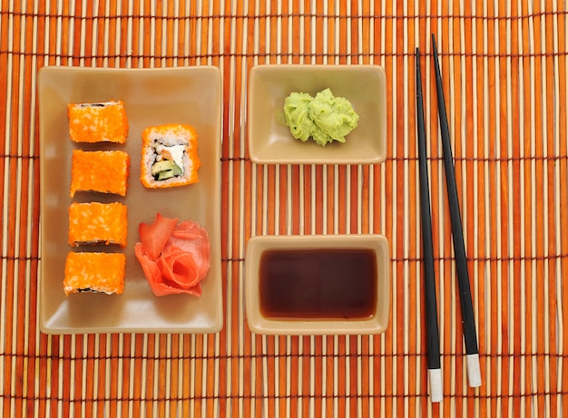 Sushi, wasabi, sojasaus en eetstokjes voor sushi