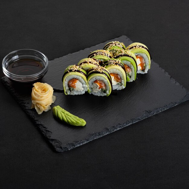 Photo sushi with fish and mango delicious sushi beautiful sushi