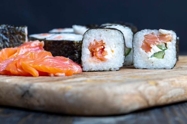 Sushi con pesce salato rosso e riso