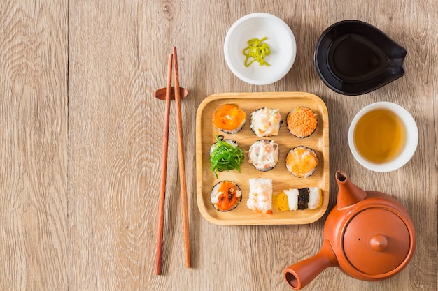 연어, 새우, 아보카도, 크림 치즈 초밥. 스시 메뉴. 일본 음식.
