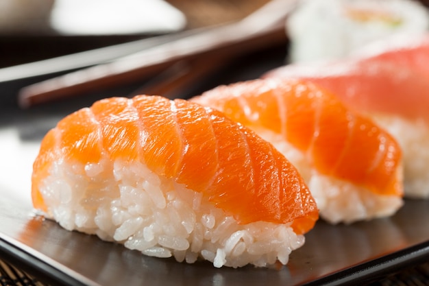 Photo sushi with shrimps on a plate