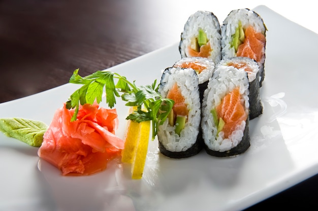 Sushibroodje met tempura van zalm en garnalen.