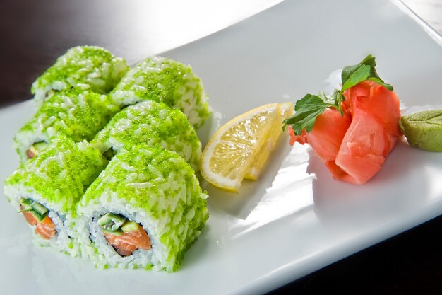 Sushibroodje met tempura van zalm en garnalen.