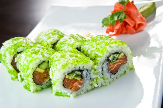 Sushibroodje met tempura van zalm en garnalen.