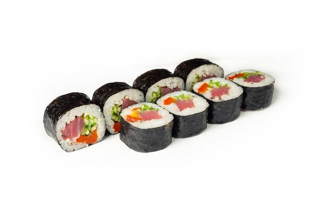 Sushibroodje met tonijn en groenten op een witte plaat