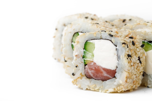 Sushibroodje met tonijn en sesam op wit wordt geïsoleerd dat