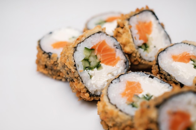 Sushibroodje met zalm Traditionele Japanse keukenclose-up