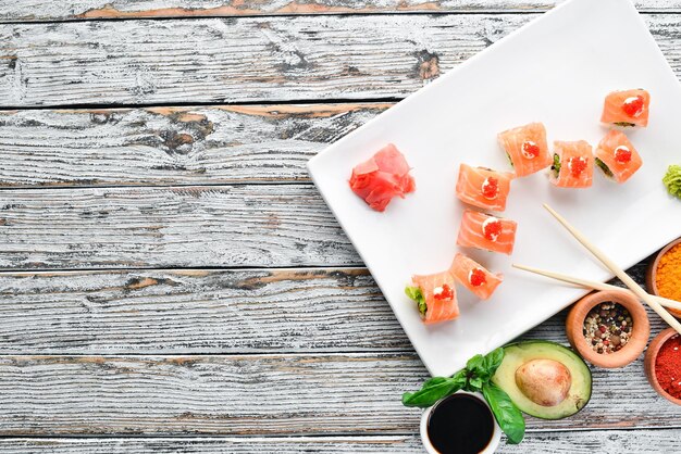 Sushibroodje met zalmmosselen en kaviaar japanse keuken bovenaanzicht