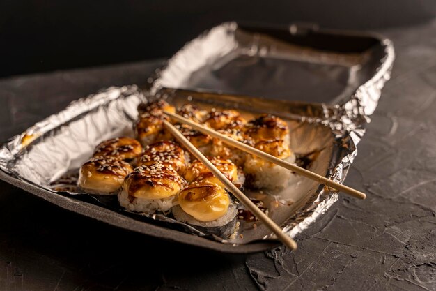 Sushibroodjes in een plastic thermocontainer Afhaalmaaltijden