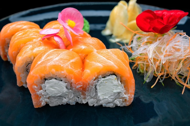 Sushibroodjes met kaas en zalm