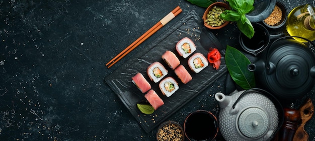 Sushibroodjes met tonijn en nachtstenen bord. Bovenaanzicht.