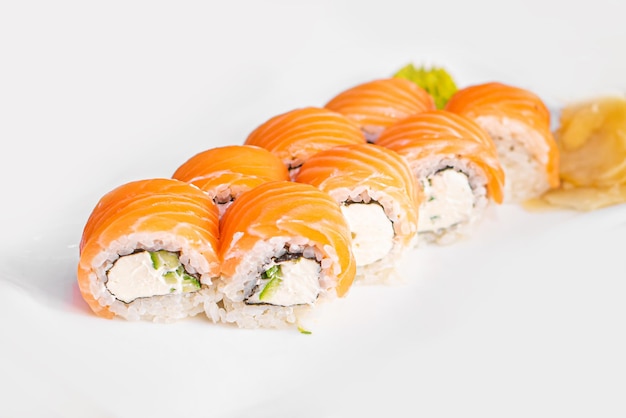 Sushibroodjes met tonijn op een witte achtergrond