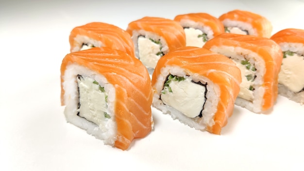 Foto sushibroodjes met zalm en eetstokjes