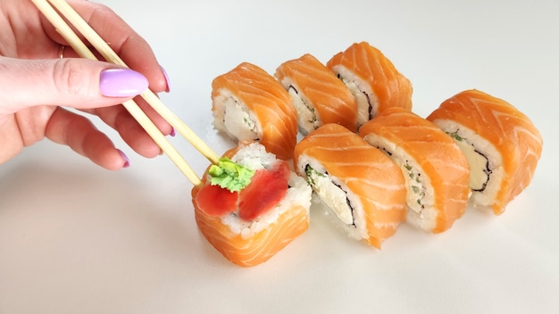 Sushibroodjes met zalm en eetstokjes