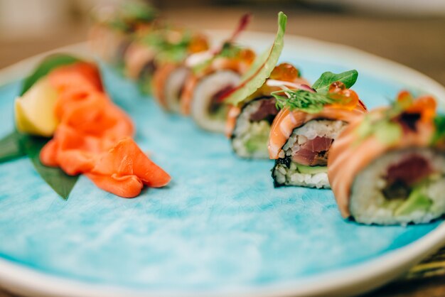 Sushibroodjes met zalmvissen op plaatclose-up.