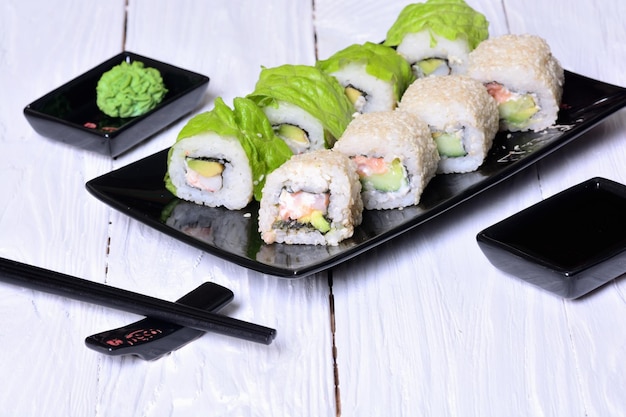 Sushibroodjes op houten achtergrond met wasabi