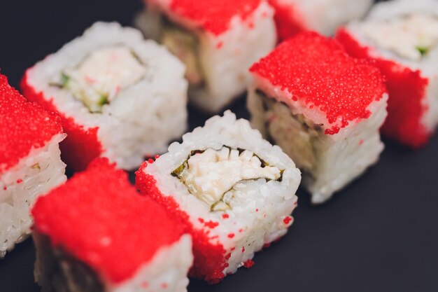 Sushibroodjes Rode draak met Tobiko-kaviaar en zalm Traditionele Japanse keuken Bovenaanzicht