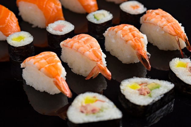 Sushiclose-up, Japans voedsel op zwarte