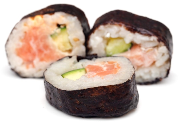 Sushimaki op witte achtergrond