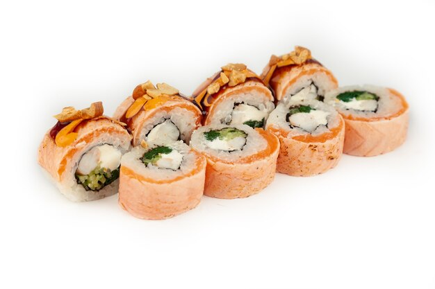 Sushirol met zalmtataki en geblancheerde spinazie op witte plaat