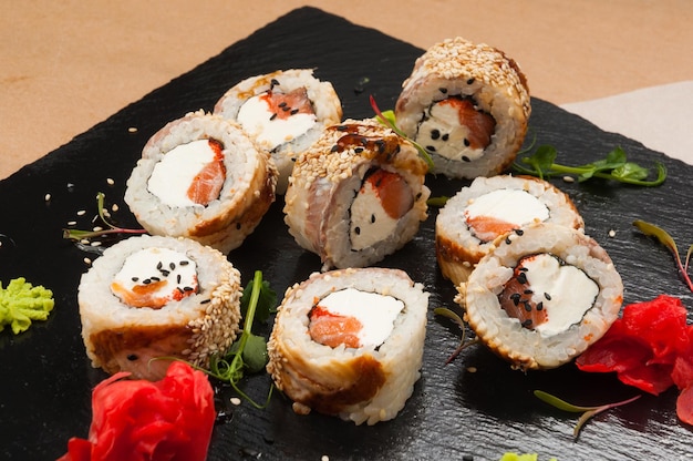 Sushirolletjes met palingzalm en roomkaas