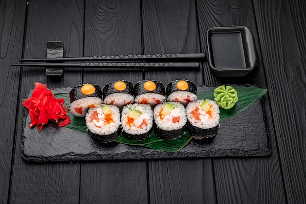 Sushirolletjes met zalmkrabgarnalen en pikante saus