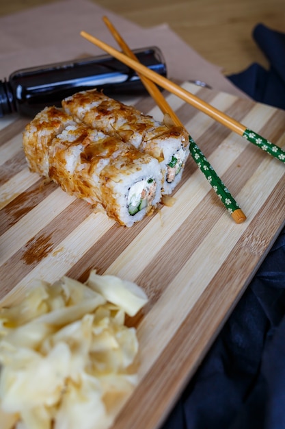 Sushiset met verschillende soorten broodjes en sashimi gemaakt van paling, zalm, tonijn, garnalen, rode kaviaar en tobiko vliegende viskuit. pan-aziatische en aziatische gerechten en gerechten op een zwarte betonnen keukentafel.