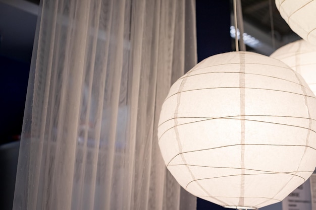 Lampada bianca sospesa isolata su sfondo sfocato lampadario moderno in stile scandinavocamera interna moderna con un bel mobilesoggiorno dal design moderno