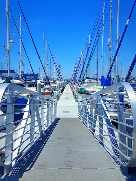 青い空に照らされた吊り橋