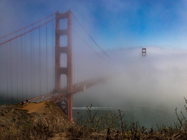 Photo suspension bridge over bay against sky