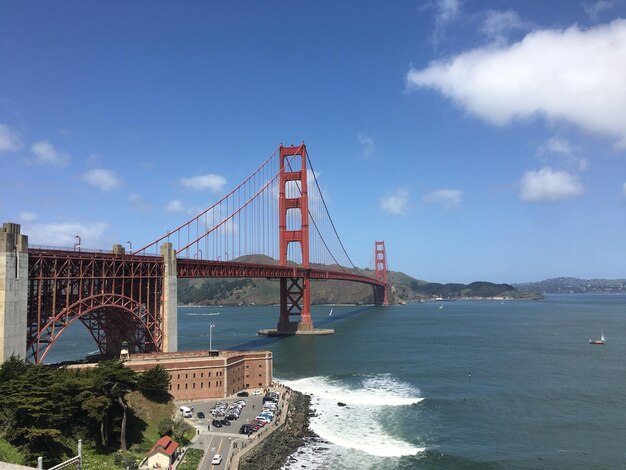 Photo suspension bridge over bay against sky