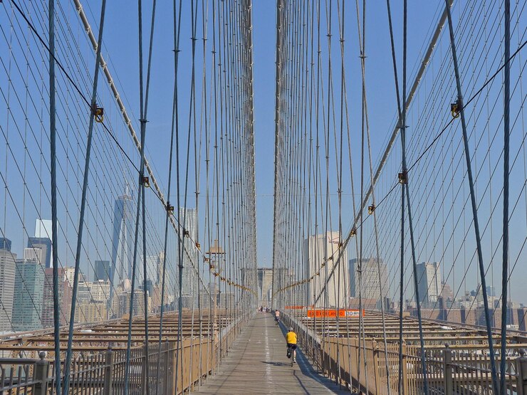 Photo 空に照らされた街の吊り橋