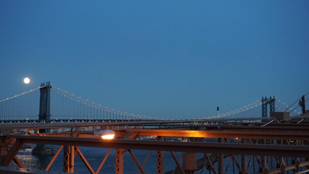 Photo suspension bridge in city at night