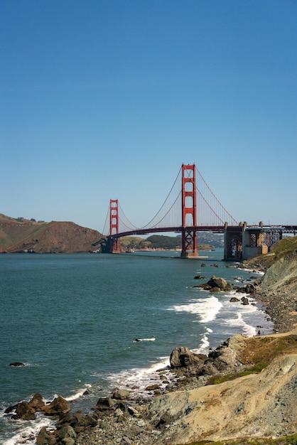 Photo suspension bridge over river against clear blue sky