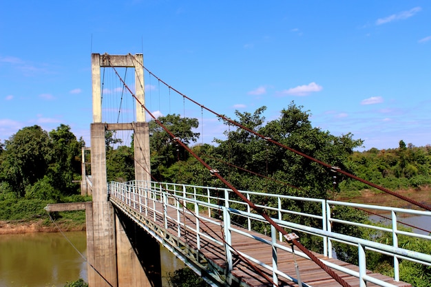 Foto ponte sospeso sul fiume