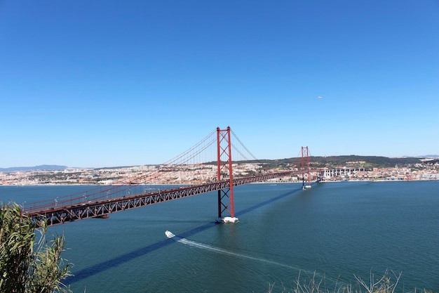 Photo suspension bridge over sea against blue sky