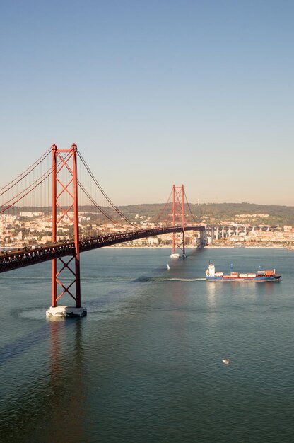 Foto ponte sospeso sul mare