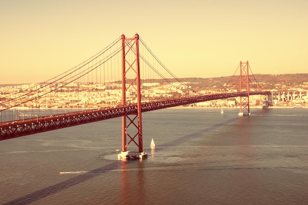 Foto ponte sospeso sul mare