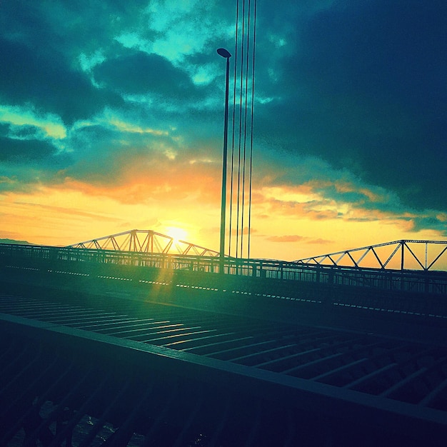 Photo suspension bridge at sunset