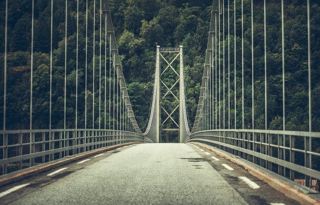 Foto ponte sospeso tema viaggio su strada concetto infrastruttura di trasporto