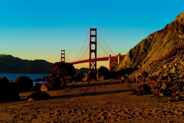 Photo suspension bridge over water against sky