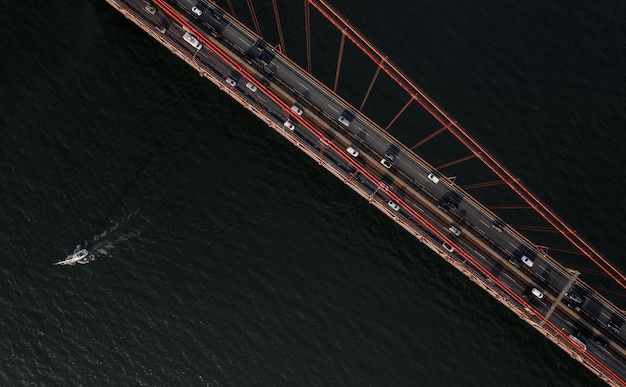 Photo suspension bridge with cars over river